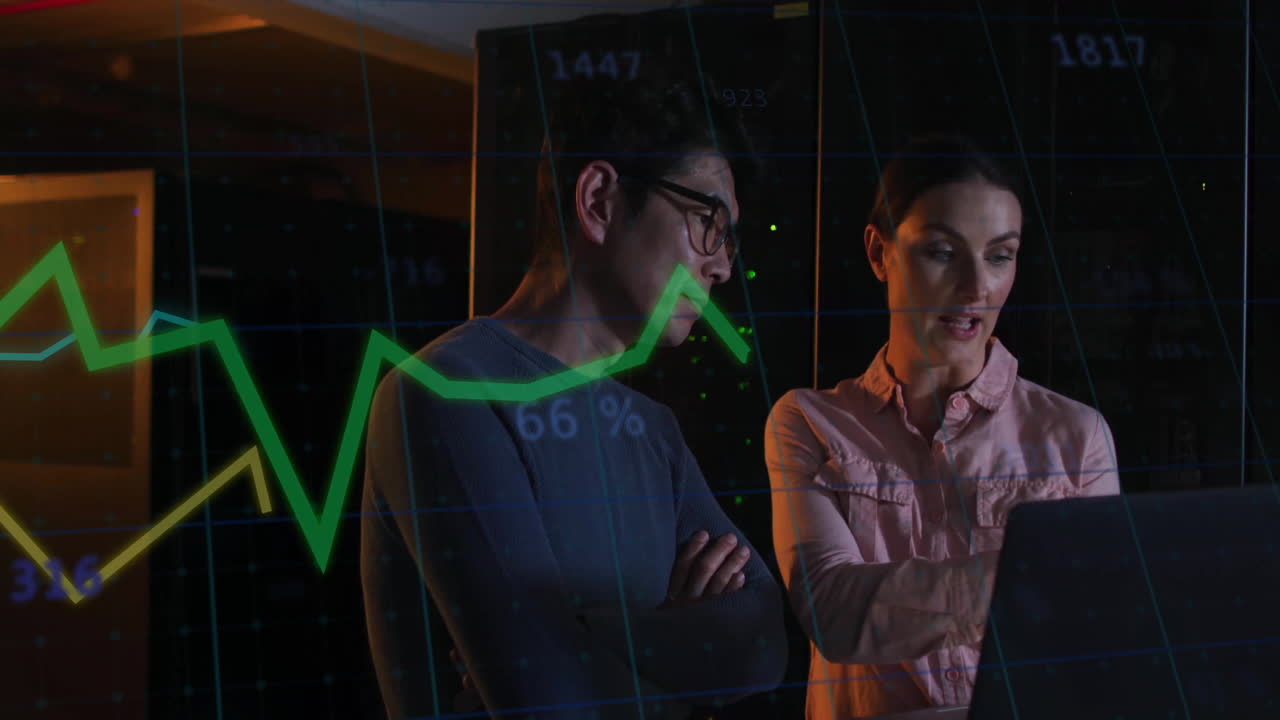 animación del procesamiento de datos digitales en diversas personas con portátiles por servidores informáticos