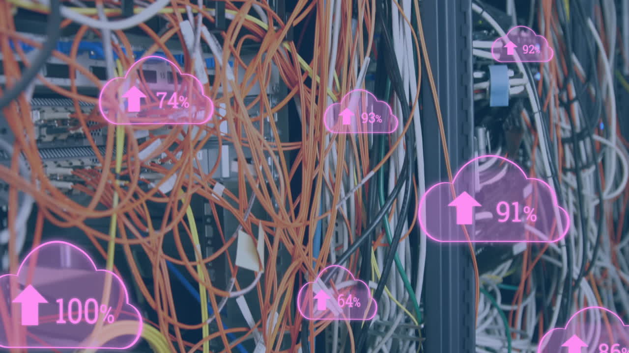 전선과 서버를 통해 점점 더 많은 수를 가진 구름의 애니메이션