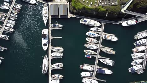 Beaucette-Marina-Guernsey-Oben-Aufsteigende-Aufnahme-Von-Booten,-Die-An-Einem-Sonnigen-Tag-Auf-Pontons-In-Der-Marina-Vor-Anker-Liegen