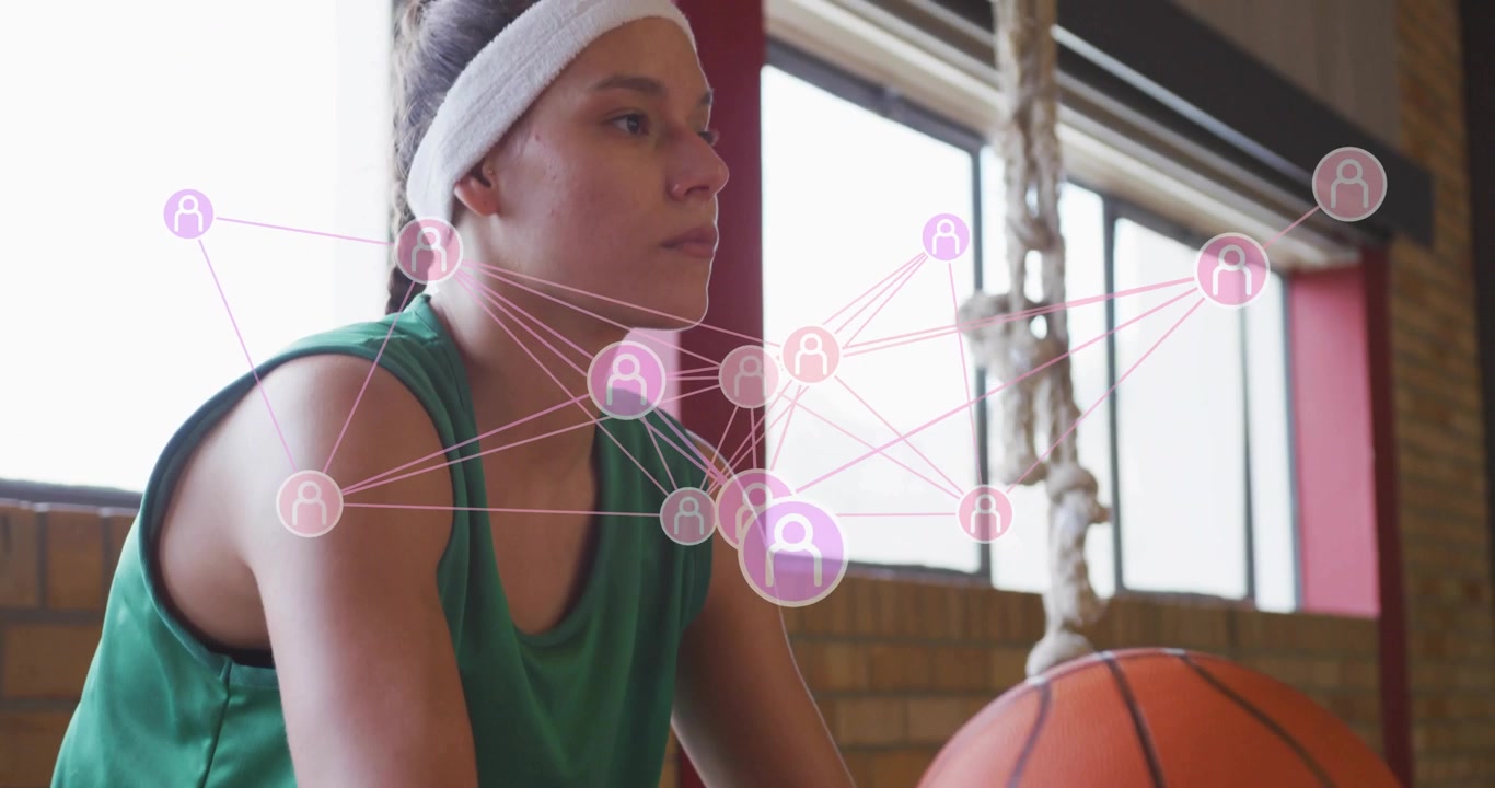 Atleta feminina alcançando uma bola de basquete e rede de ícones de tecnologia esportiva movendo-se ao redor dos dedos.