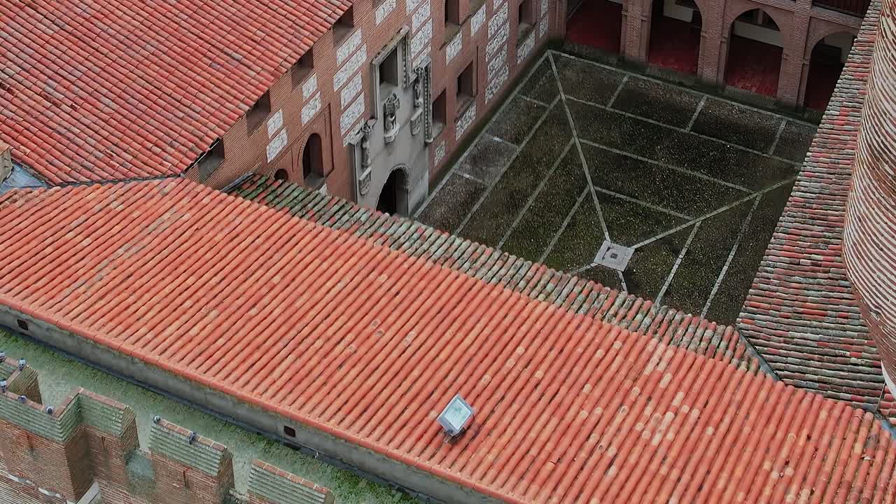 Pineta vicino alle mura del castello, vista aerea