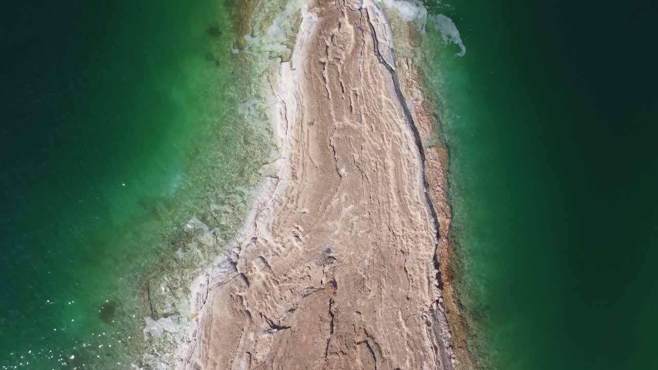 vista de arriba hacia abajo de la costa salada del mar muerto en jordania