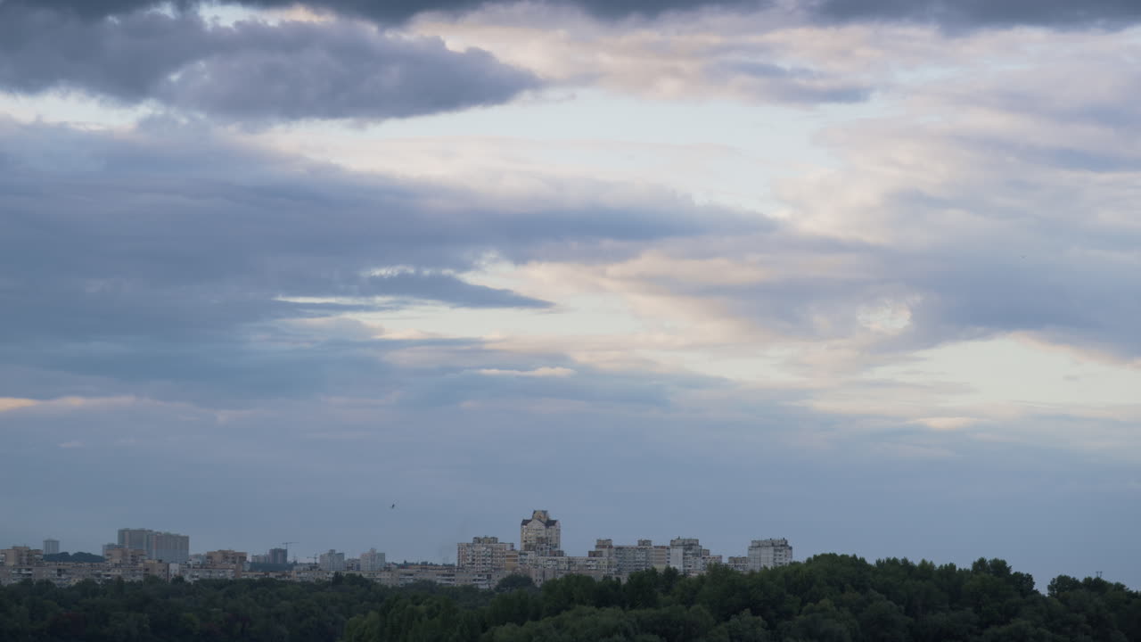 nubes hinchadas rodando sobre el distrito de la ciudad. hermoso paisaje urbano nocturno filmado por un dron.