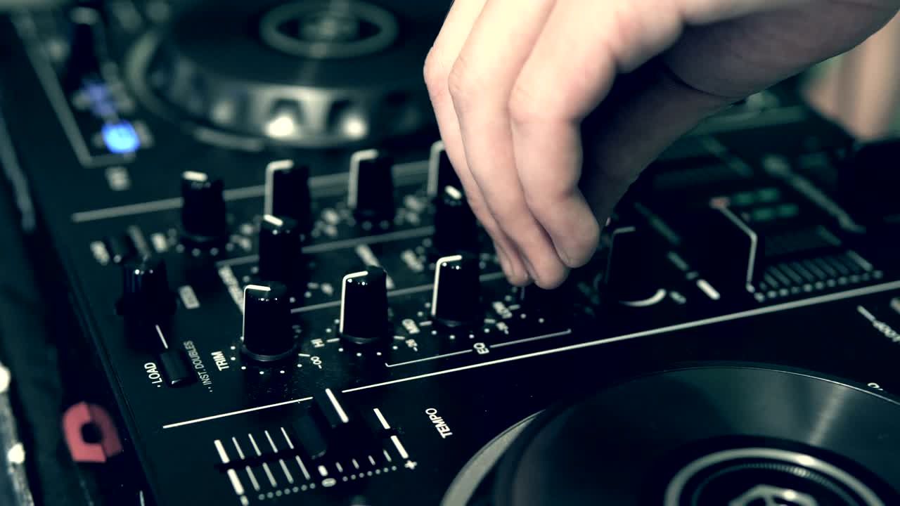 ajusta los controles de la pista en el panel de control de dj.