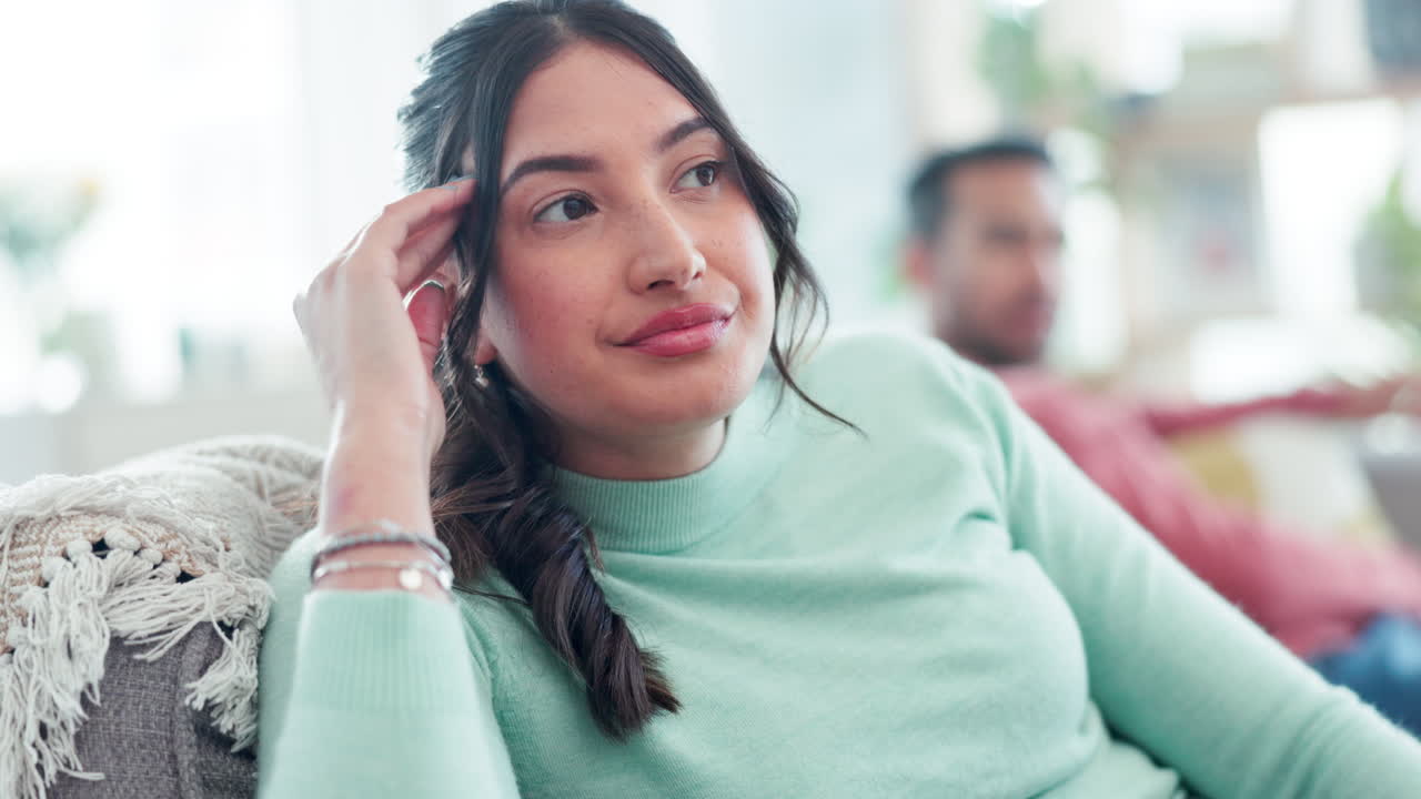 mujer, pelear y pensar en el divorcio