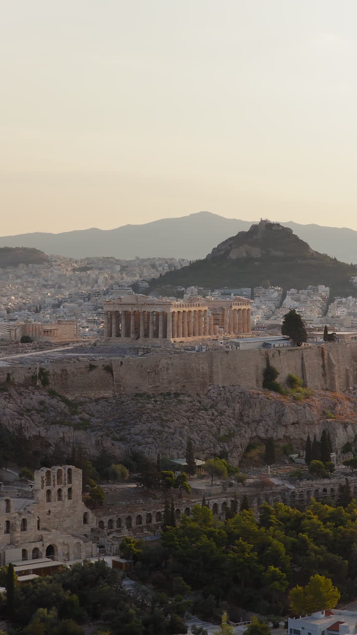 Acropoli di Atene cultura greca antica Partenone all'alba Grecia video aereo verticale.