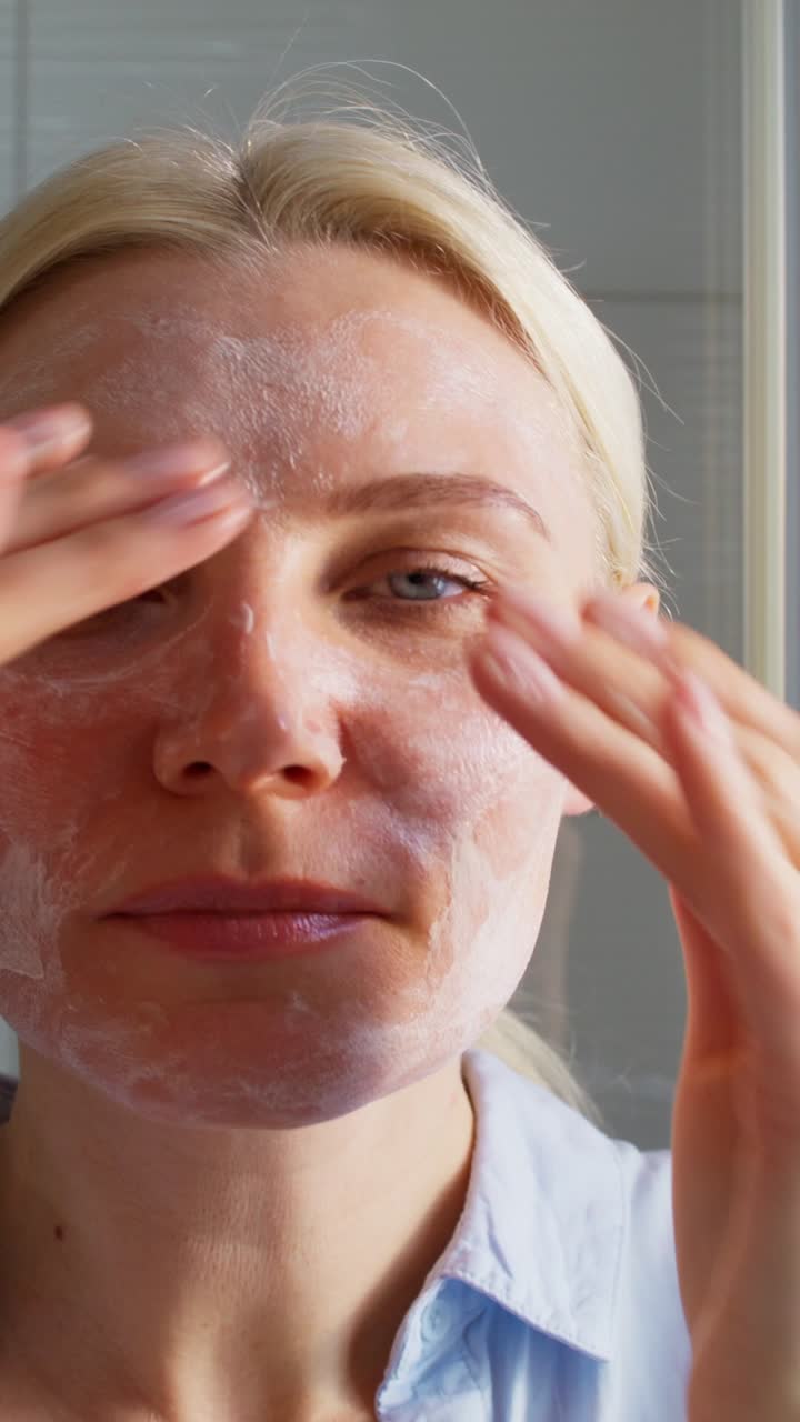 mujer aplicando crema facial