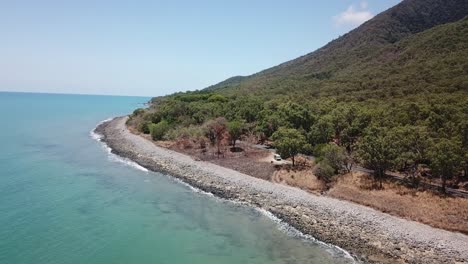 paneo aéreo de drones hacia arriba y hacia los lados para revelar la montaña tropical