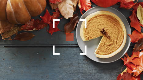 pastel de calabaza en el plato con hojas de otoño y calabazas, centrar la animación sobre la escena