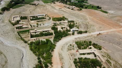 hermosas casas de barro en el campo