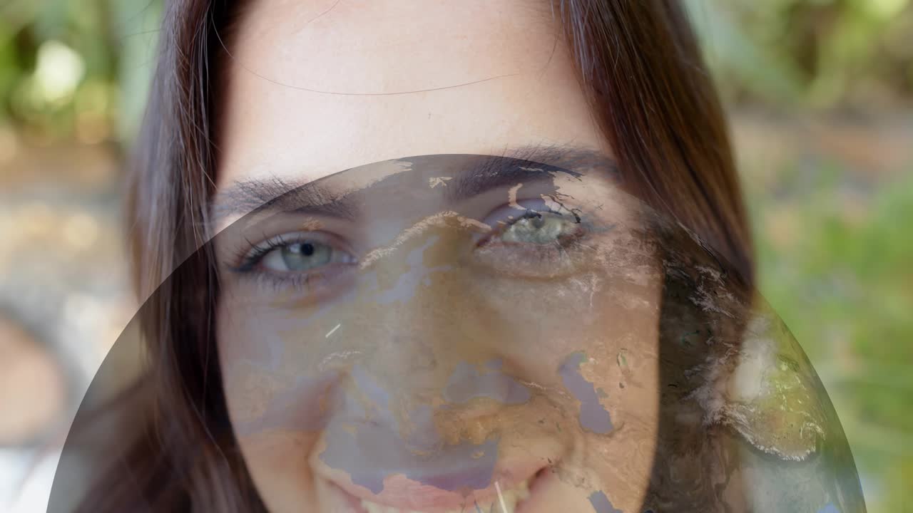 Donna che alza lo sguardo e sorride mentre un globo e linee luminose attraversano il suo volto, mostrando dati tecnologici per creator