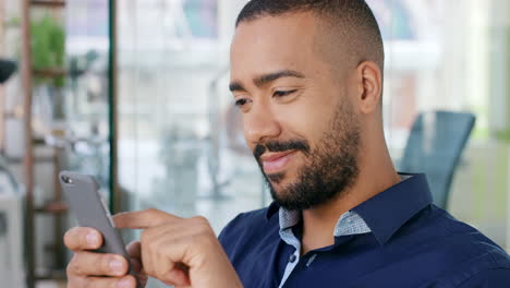 hombre usando teléfono inteligente en la oficina