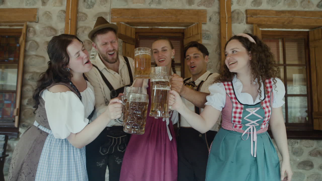 Folk, der fejrer Oktoberfest med øl