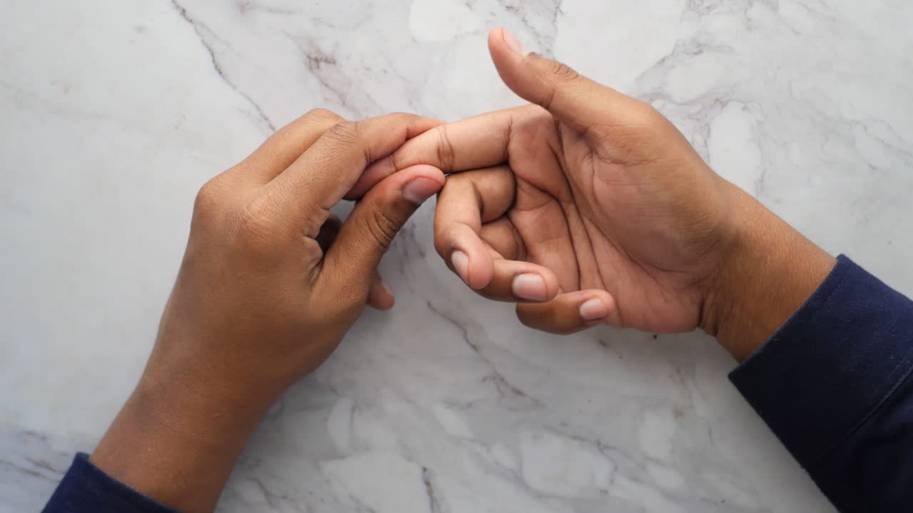 masaje de las manos para aliviar el dolor