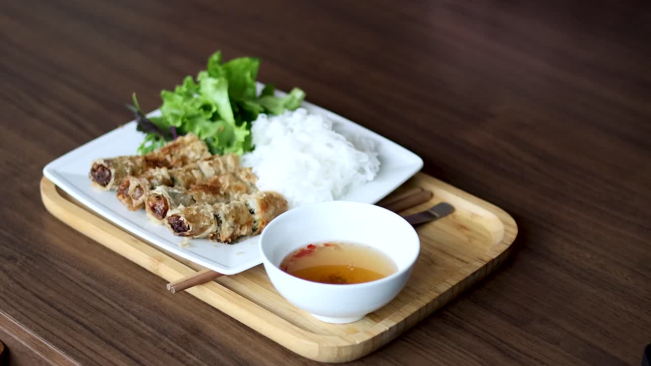 베트남의 전통 음식이 제공되고 즐기고 있습니다.