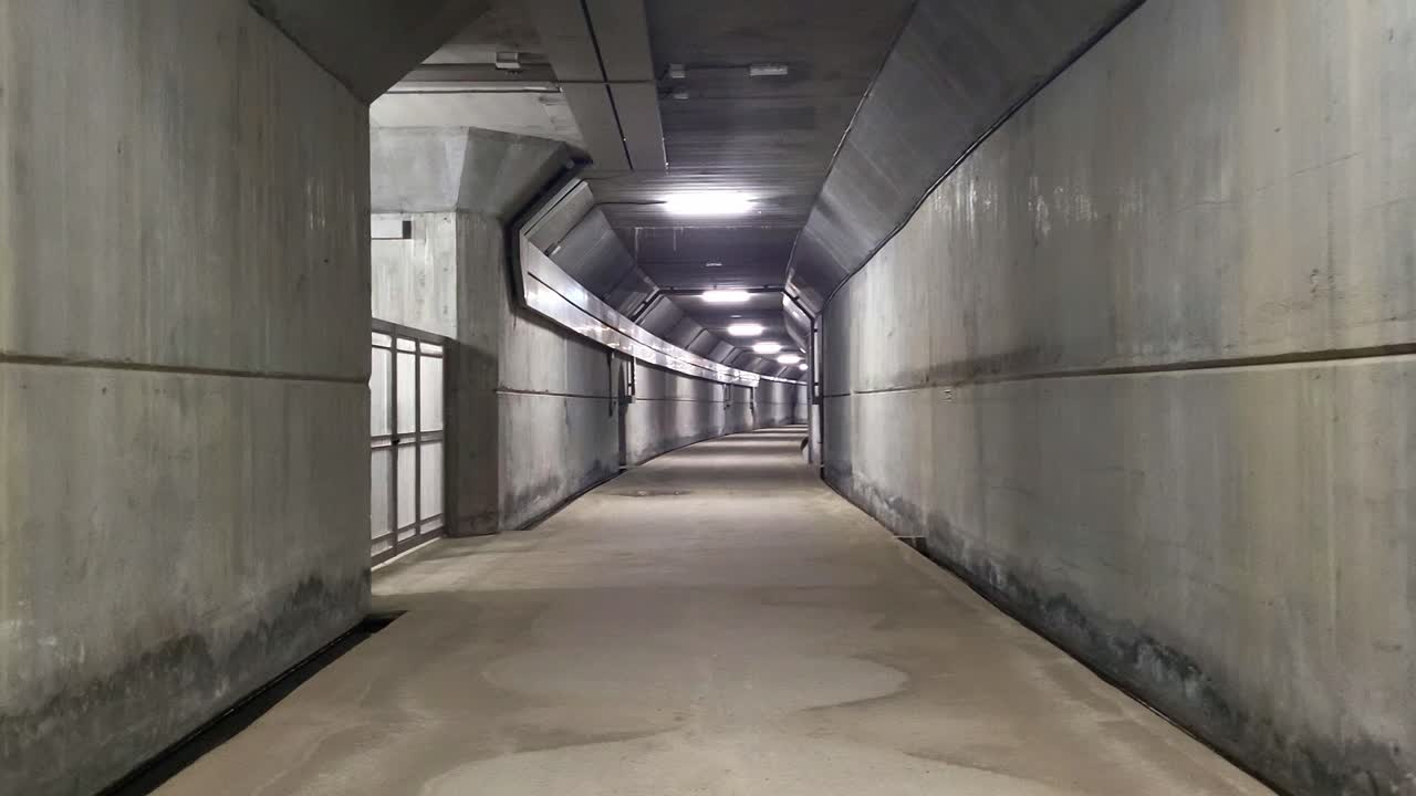 Tunnel di servizio all'interno di una diga a gravità. Impianti elettrici, accesso stradale all'interno della diga. Accesso alle gallerie di manutenzione di una grande diga in cemento armato. Spagna.