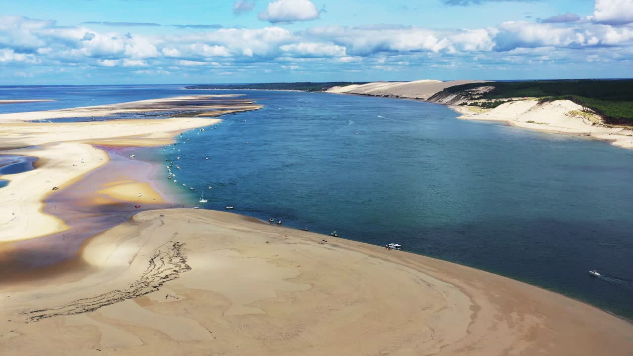 banc d'arguin en la bahía de arcachon, francia, con barcos anclados a lo largo de la costa, vista aérea de la muñeca izquierda