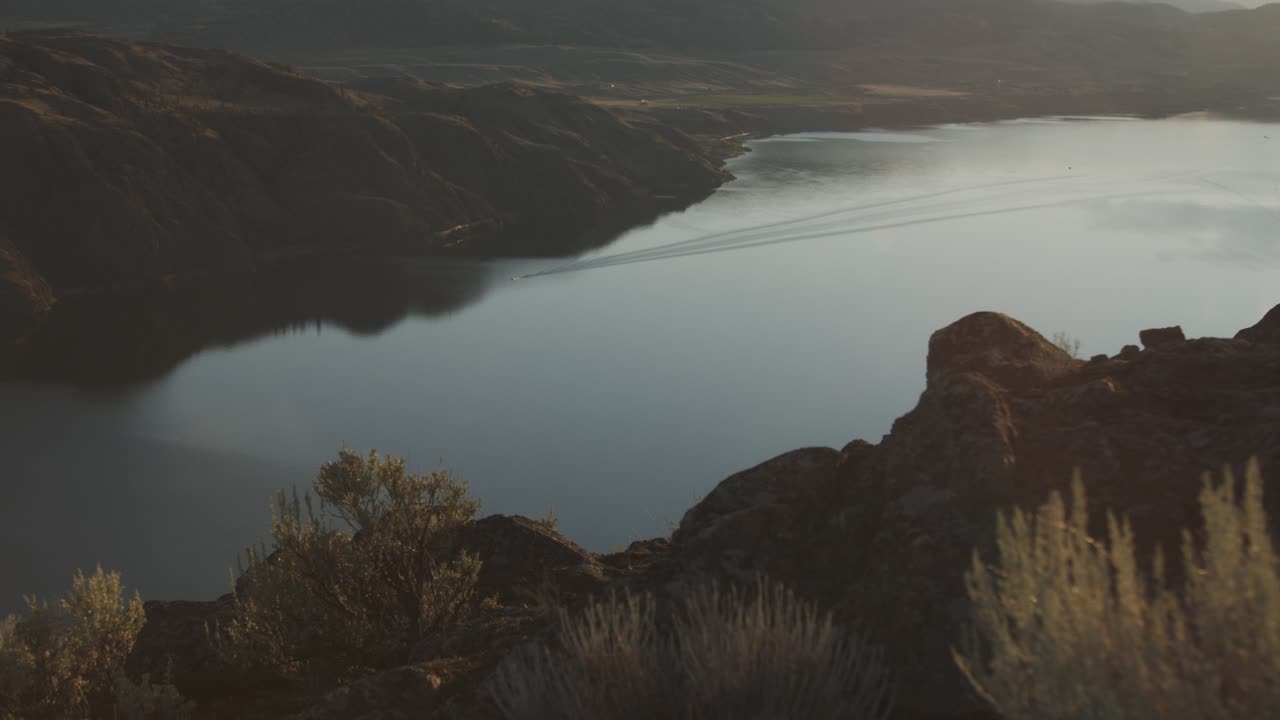 lago kamloops durante la hora dorada desde battle bluff