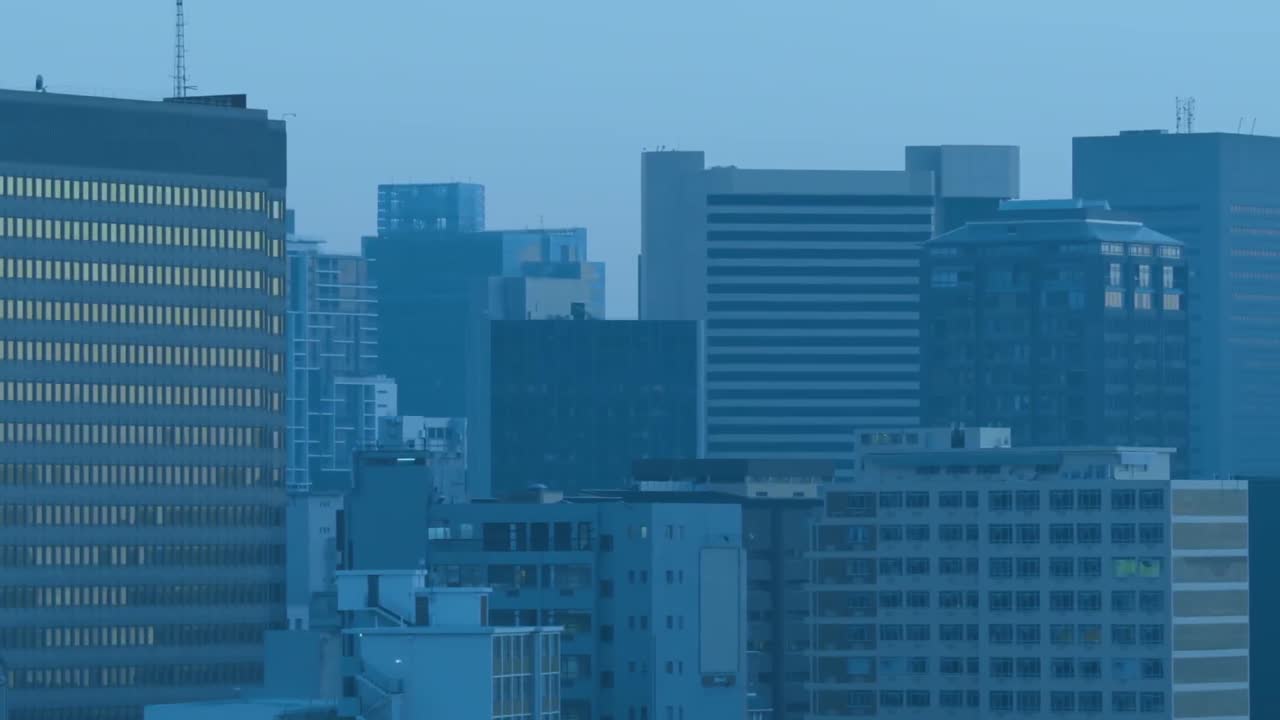 Animación de formas rojas moviéndose sobre un paisaje urbano