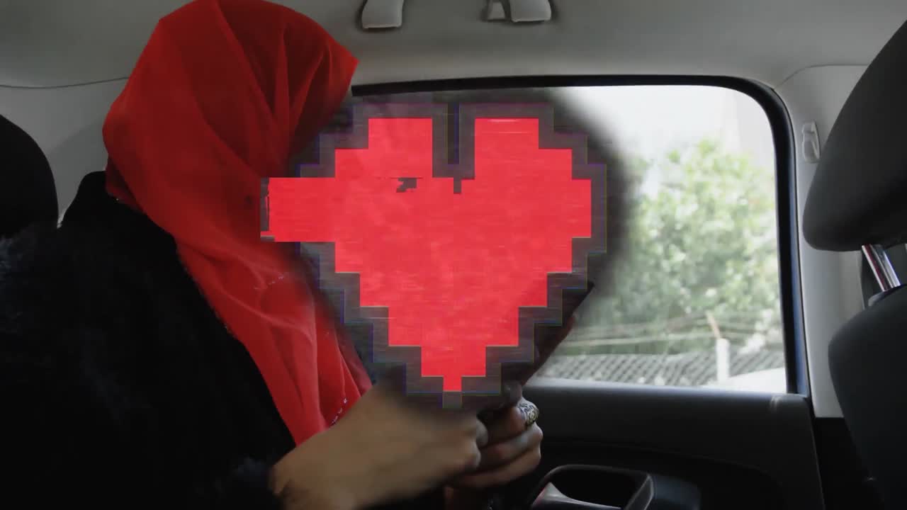 animación del icono del corazón sobre una mujer musulmana usando un teléfono inteligente