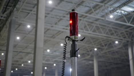 luz de alerta roja en el entorno industrial