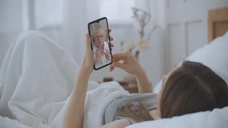 여성 의료 보좌관은  ⁇  코트 헤드 ⁇ 을 착용하여 멀리 있는 환자를 스마트폰으로 비디오 통화합니다. 의사는 가상 채팅 전화 앱을 사용하여 클라이언트와 대화합니다. 원격 의료 서비스