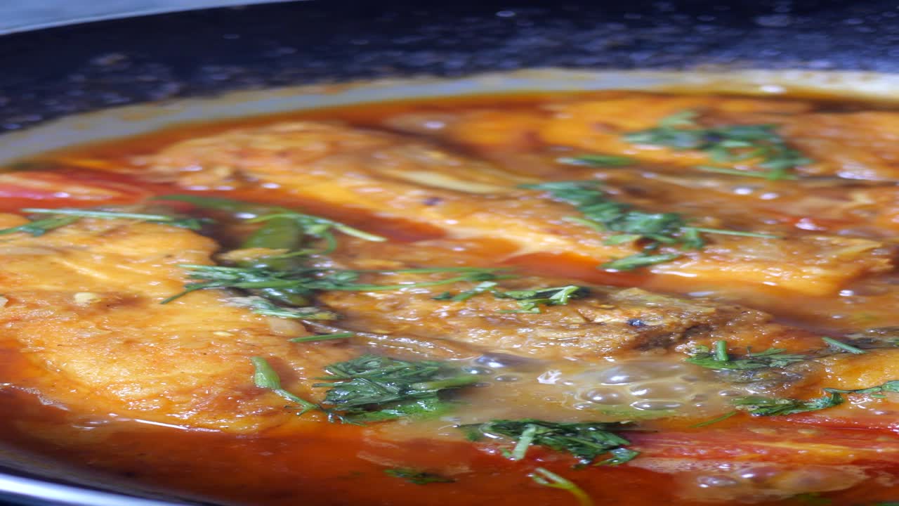curry de pescado: un delicioso plato bengalí
