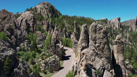 Vista-Aérea-De-La-Formación-Rocosa-De-Las-Agujas-En-El-Parque-Estatal-Custer,-Dakota-Del-Sur,-Ee.uu.-Y-Carretera-En-Esta-Ruta-Escénica