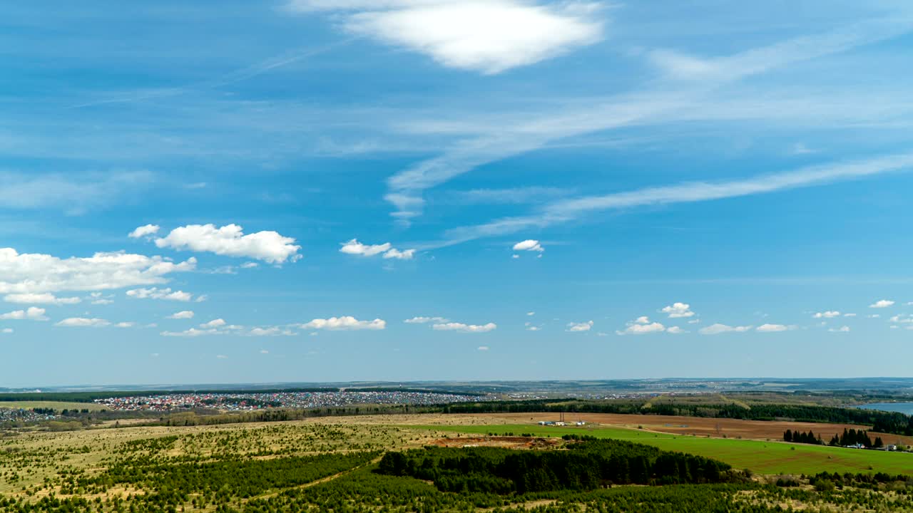 아름다운 여름 풍경의 항공 영상, 평평한 지형 위를 날아다니는, 타임 스, 새의 시야에서 아름다운 여름 풍경을, 비디오 루프