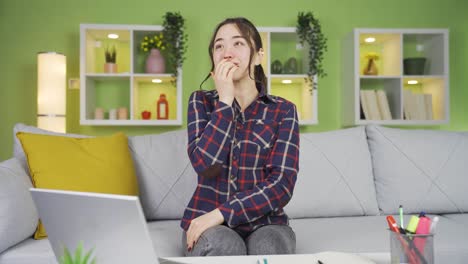 Die-Augen-Einer-Emotionalen-Asiatischen-Jungen-Frau-Füllen-Sich-Mit-Tränen.