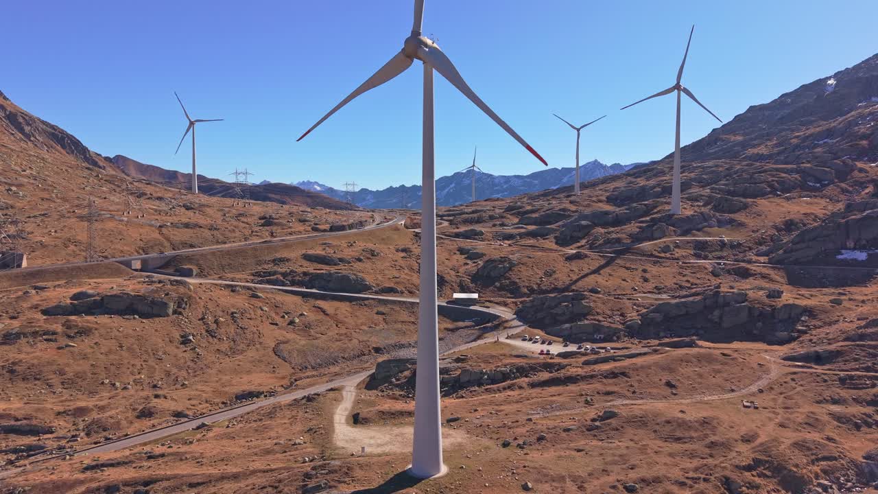 Turbinas de energia renovável estendem-se pela crista da montanha, Suíça