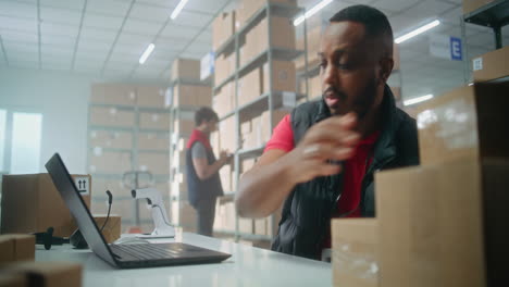 trabajador de almacén que utiliza una computadora portátil