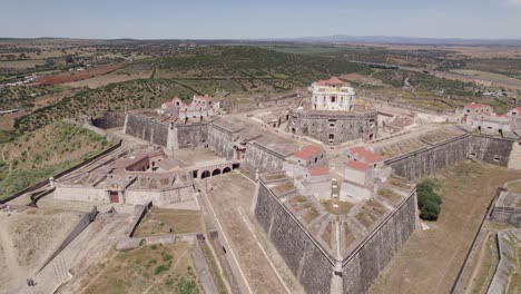 vista aérea alrededor de las murallas de la fortificación de conde de lippe en portugal en un día soleado y despejado