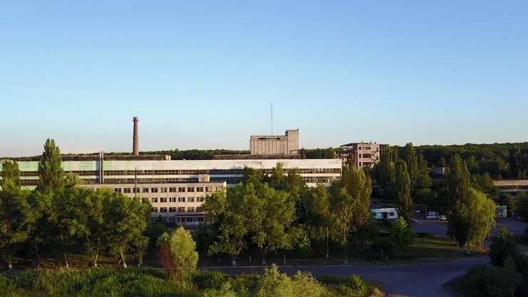 Edificio di fabbrica abbandonato. Vista di un vecchio edificio di fabbrica abbandonato