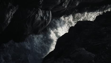 agua en movimiento lento aplastando en una cueva