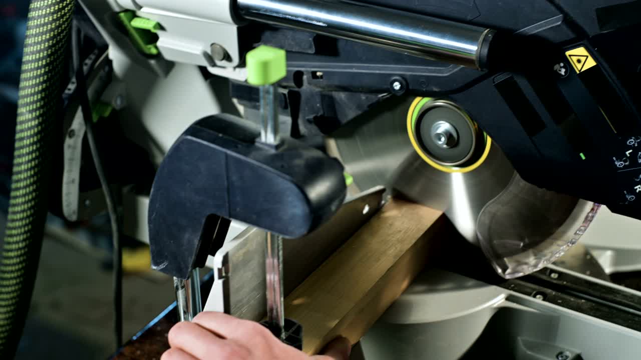 원형 도자기 를 사용 한 기계 에서 일 하는 사람 의 손 의 클로즈업