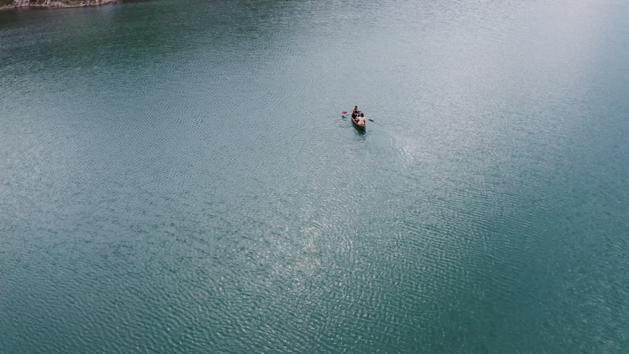 조용 한 호수 에서 카야크 를 타는 사람 들