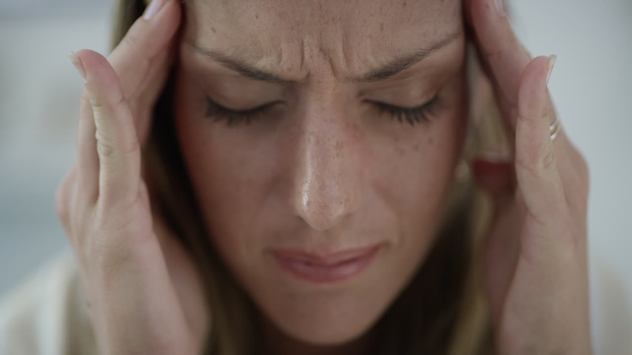 4k кадры женщины, страдающей от головной боли