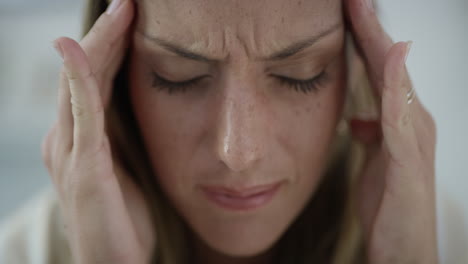 imágenes de 4k de una mujer que sufre de dolor de cabeza