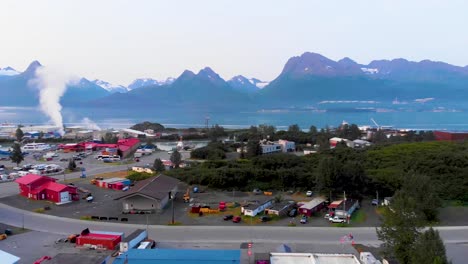 Video-De-Drones-De-4k-Del-Pueblo-De-Pescadores-En-Valdez,-Ak-Durante-Un-Día-Soleado-De-Verano