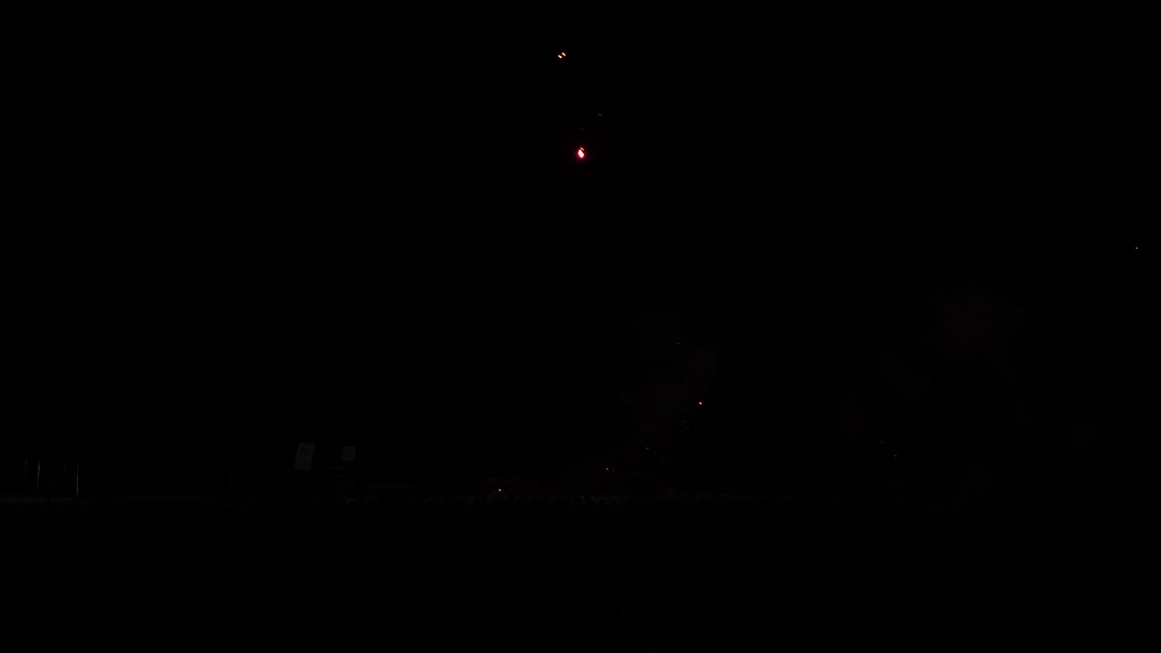 느린 동작으로 휴일 밤에 다채로운 실제 불꽃놀이