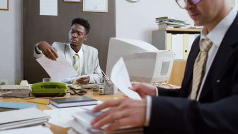 Mitarbeiter-Sitzen-Im-Vintage-Büro.