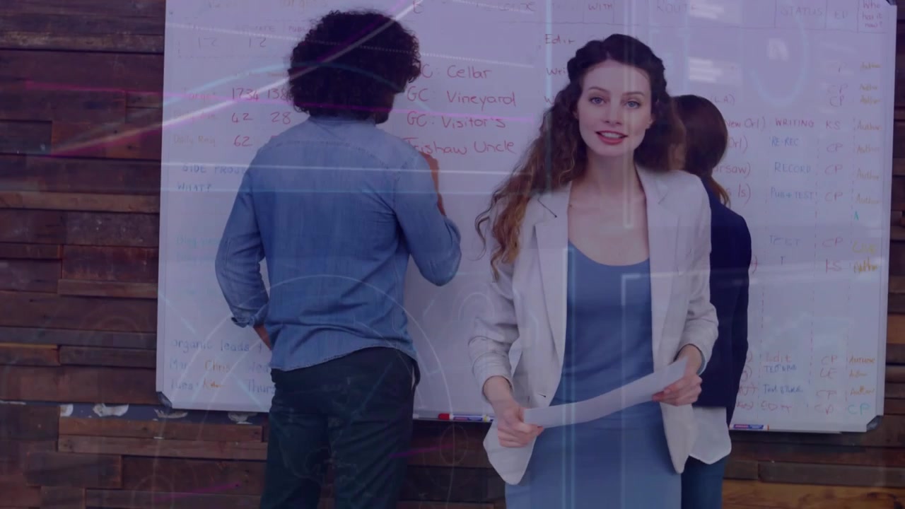 Una donna al centro che allinea un foglio, fa un passo avanti e presenta un'idea di business, con un HUD che si sovrappone alla lavagna