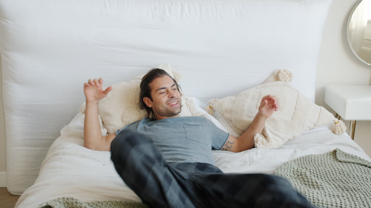 hombre relajándose en la cama