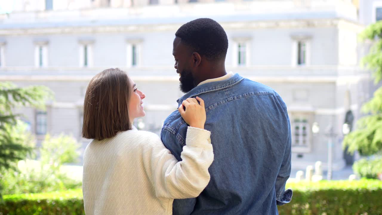 Un couple prenant un selfie à l'extérieur