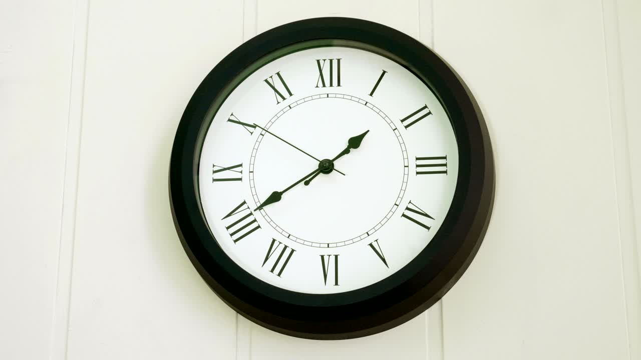 Orologio da parete che mostra l'ora. L'una e quarantuno del pomeriggio. 4K