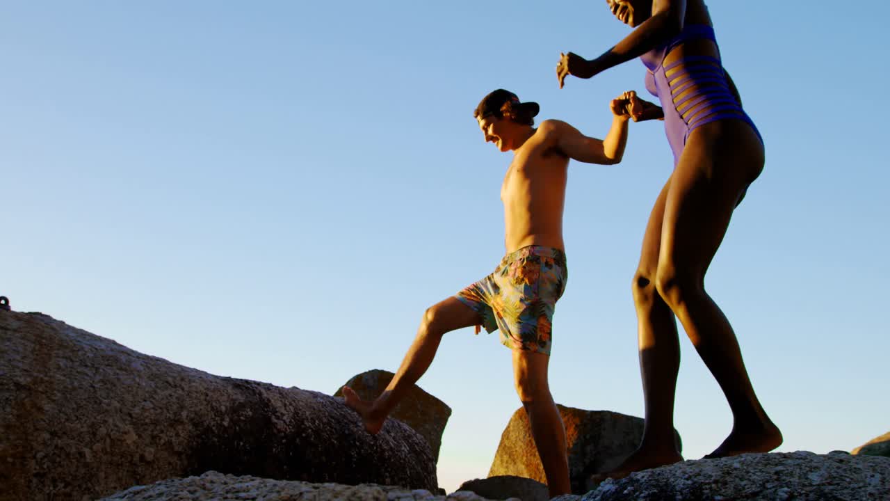 바위 위에서 손을 잡고  ⁇ 는 커플 4k