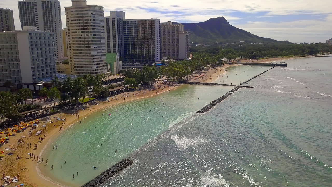 imágenes de drones de la playa de waikiki y cabeza de diamante en la isla de oahu, hawaii