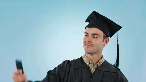Graduación,-Hombre-Y-Selfie-De-Estudio-Para-Diploma