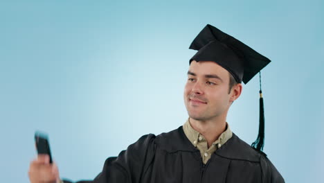 graduación, hombre y selfie de estudio para el diploma